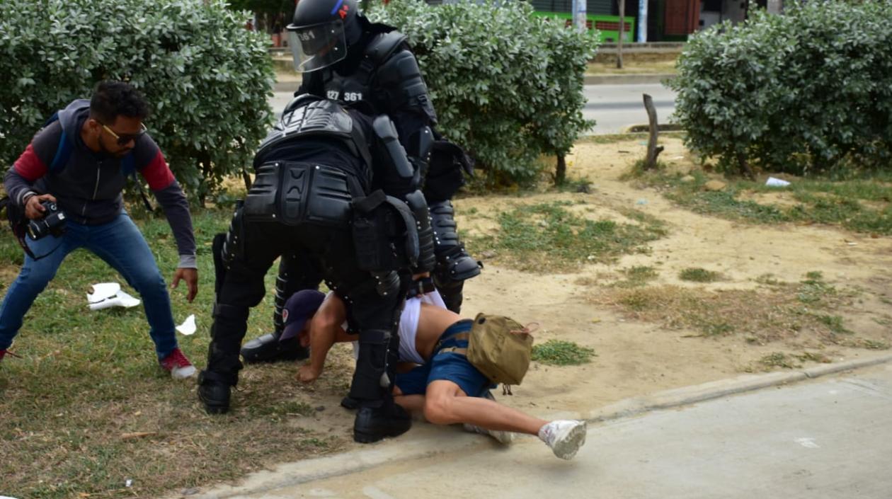 Así cogió el Esmad al fotógrafo Charlie Cordero.
