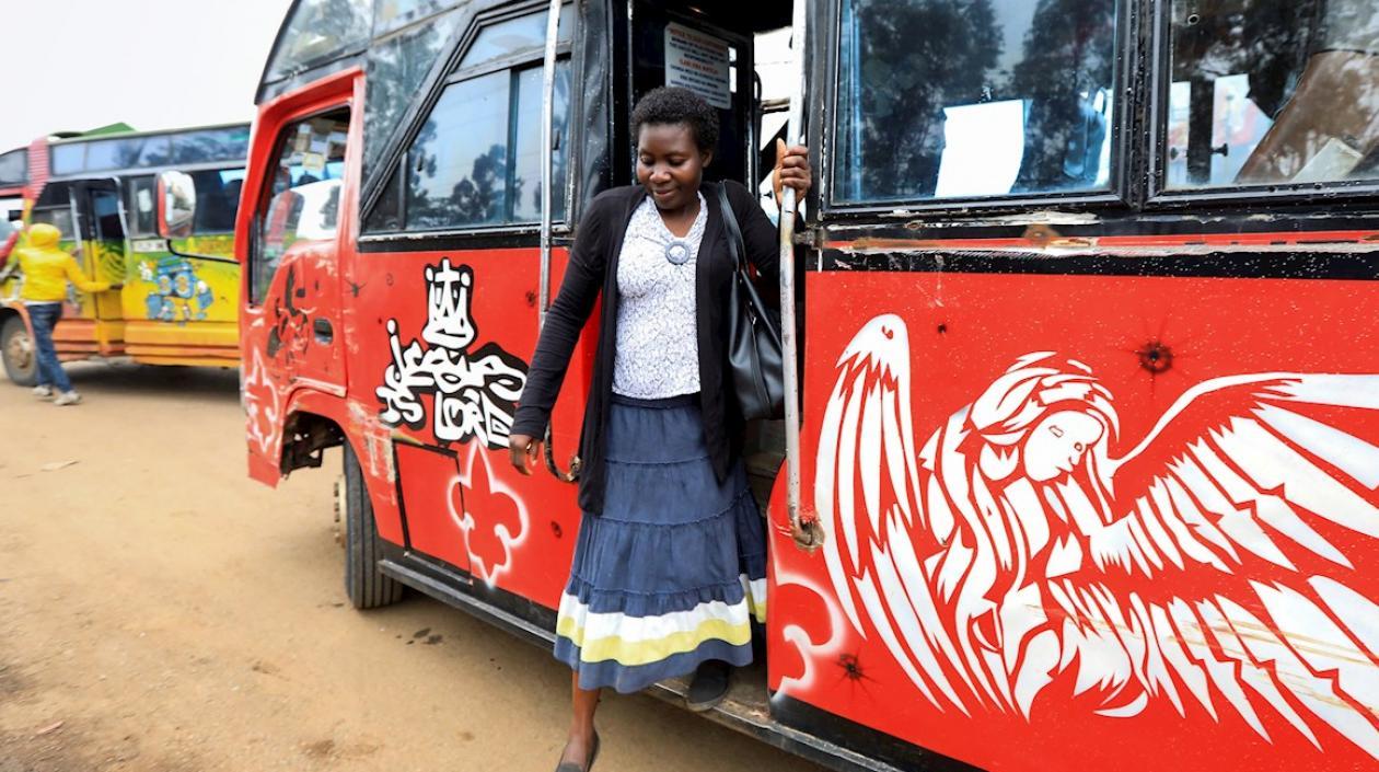 Esther Iruruma baja de un bus público en Nairobi.