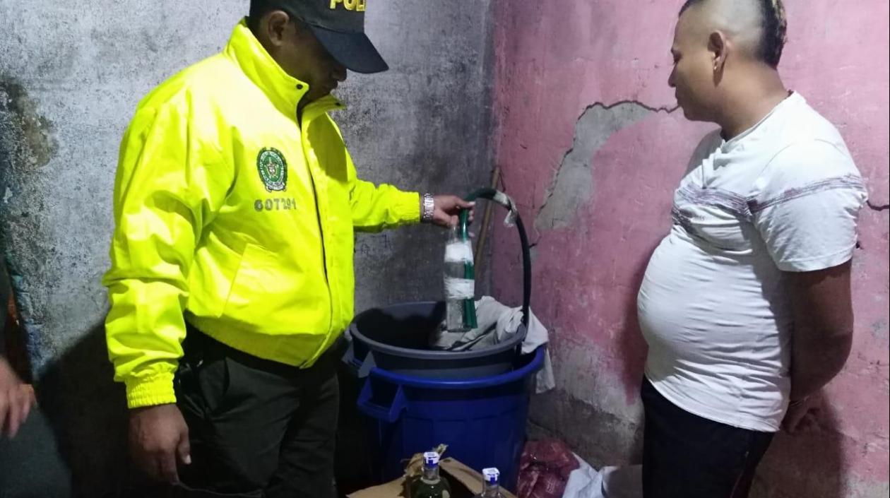 Desmantelamiento de fábrica de licor adulterado.