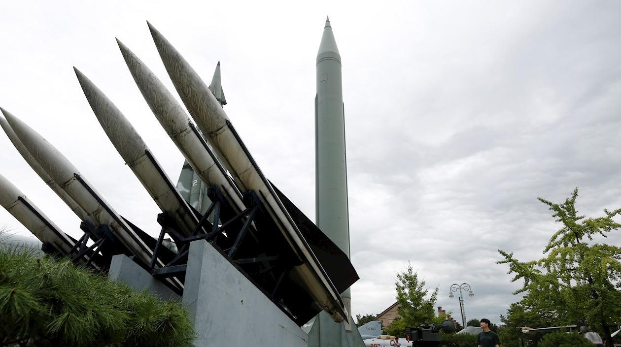 Corea del Norte confirmó que probó de nuevo en la víspera un lanzacohetes múltiple de gran tamaño y que en el test estuvo presente el líder Kim Jong-un.