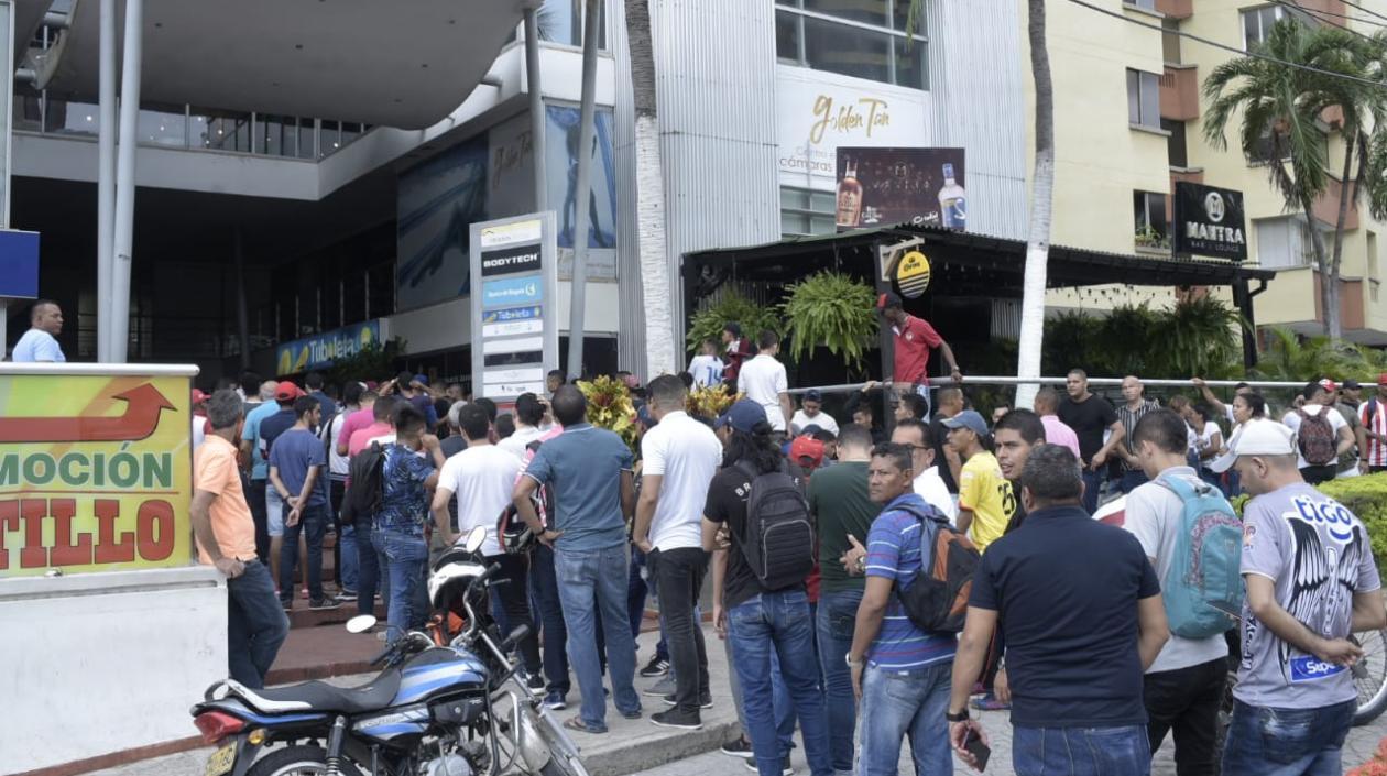 Filas de aficionados en búsqueda de boletas para la final.