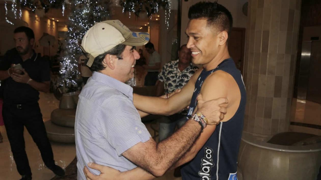 Teófilo Gutiérrez habla con Alejandro Char. 