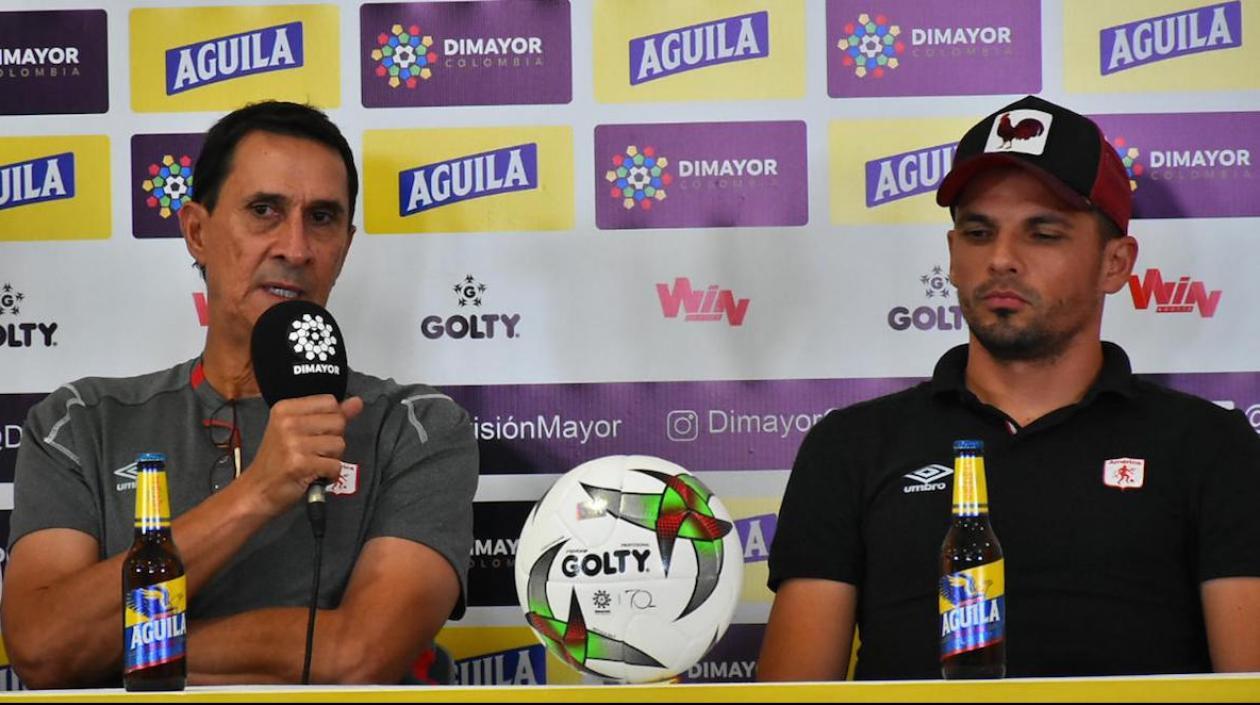 El DT de América de Cali, Alexandre Guimaraes y el capitán Juan Pablo Segovia.