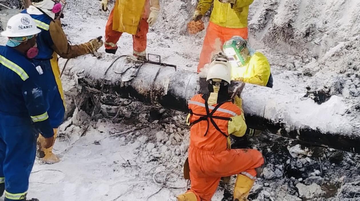 Técnicos de Ecopetrol atendiendo la reparación del daño.