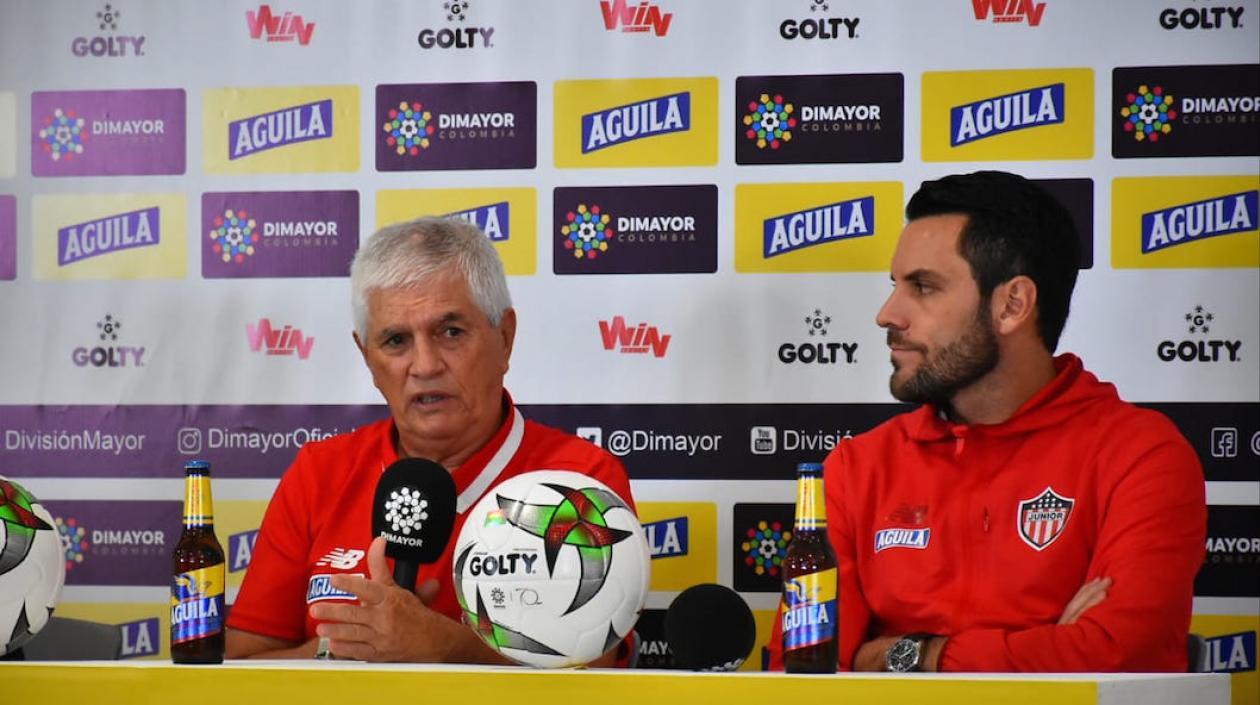 El DT Julio Comesaña y el capitán Sebastián Viera en la rueda de prensa.