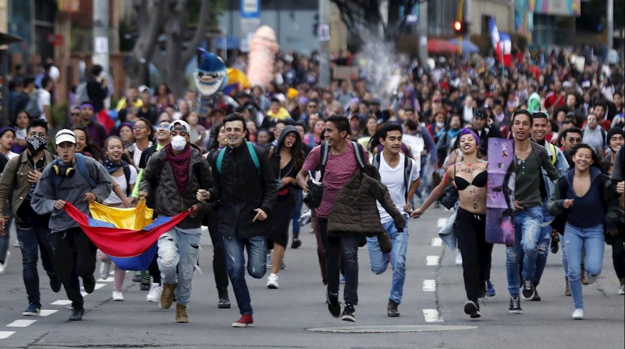 Cientos de personas marchan este lunes, durante el quinto día de protestas
