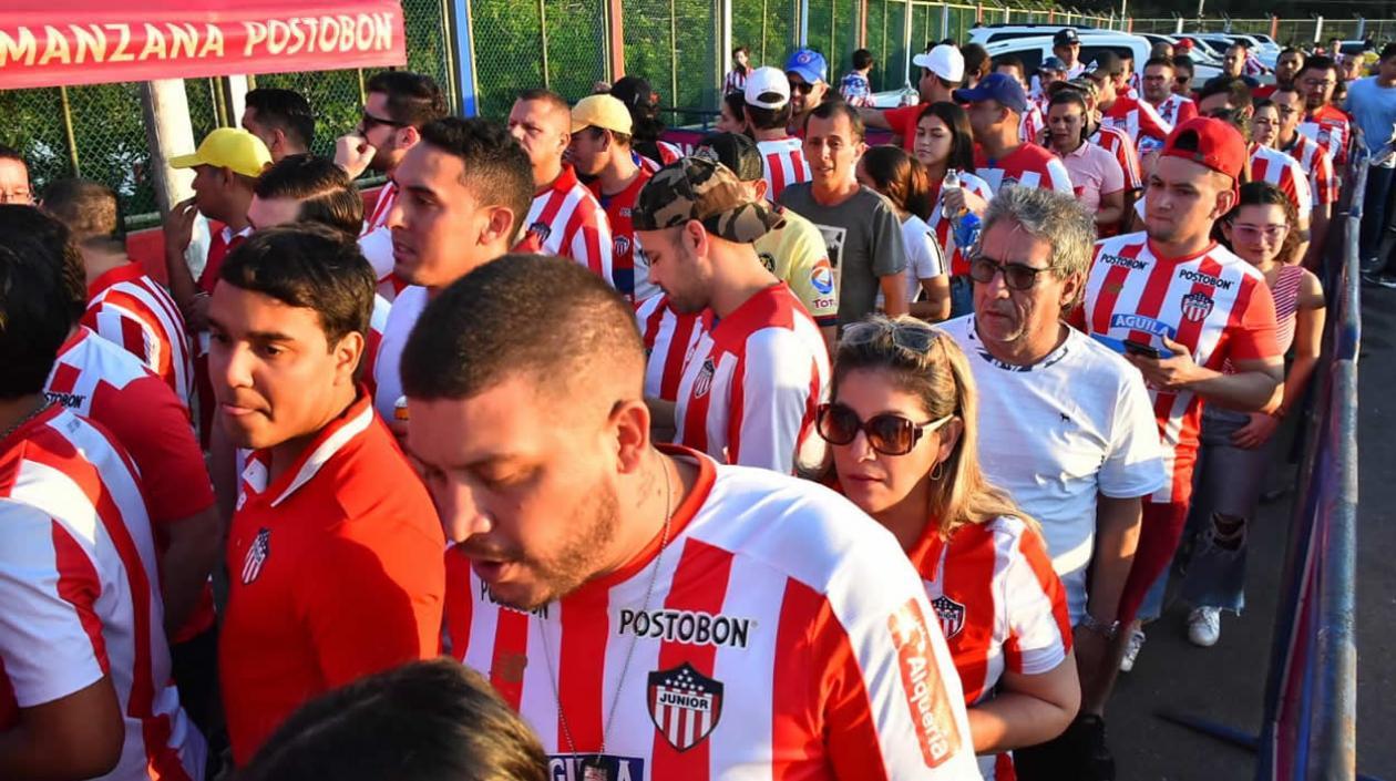 Largas filas para el ingreso de aficionados al Metropolitano.