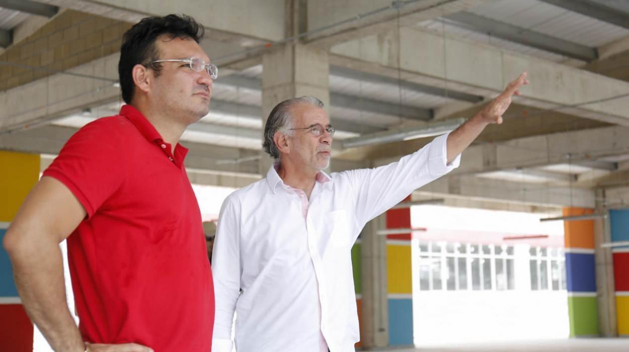 El secretario de Educación, Dagoberto Barraza (derecha).