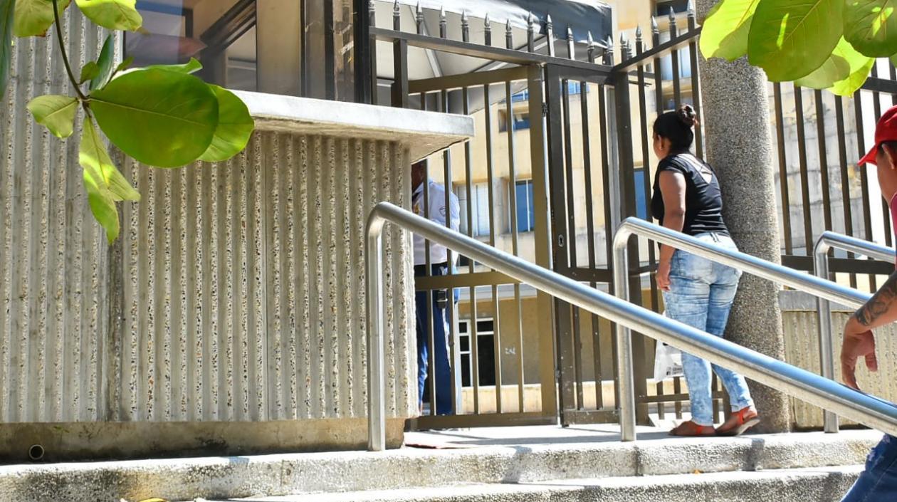 Entrada al Centro de Servicios Judiciales.