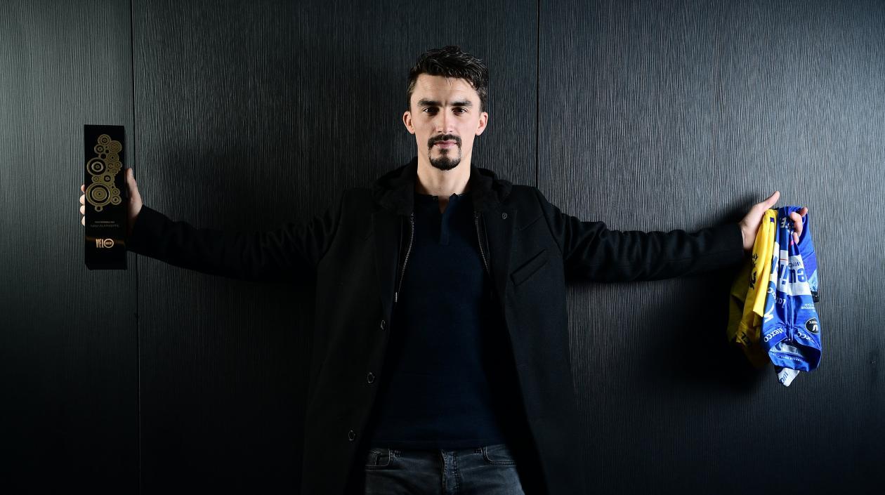 Julian Alaphilippe posa con la estatuilla y la camiseta de su equipo y la de líder del Tour de Francia. 