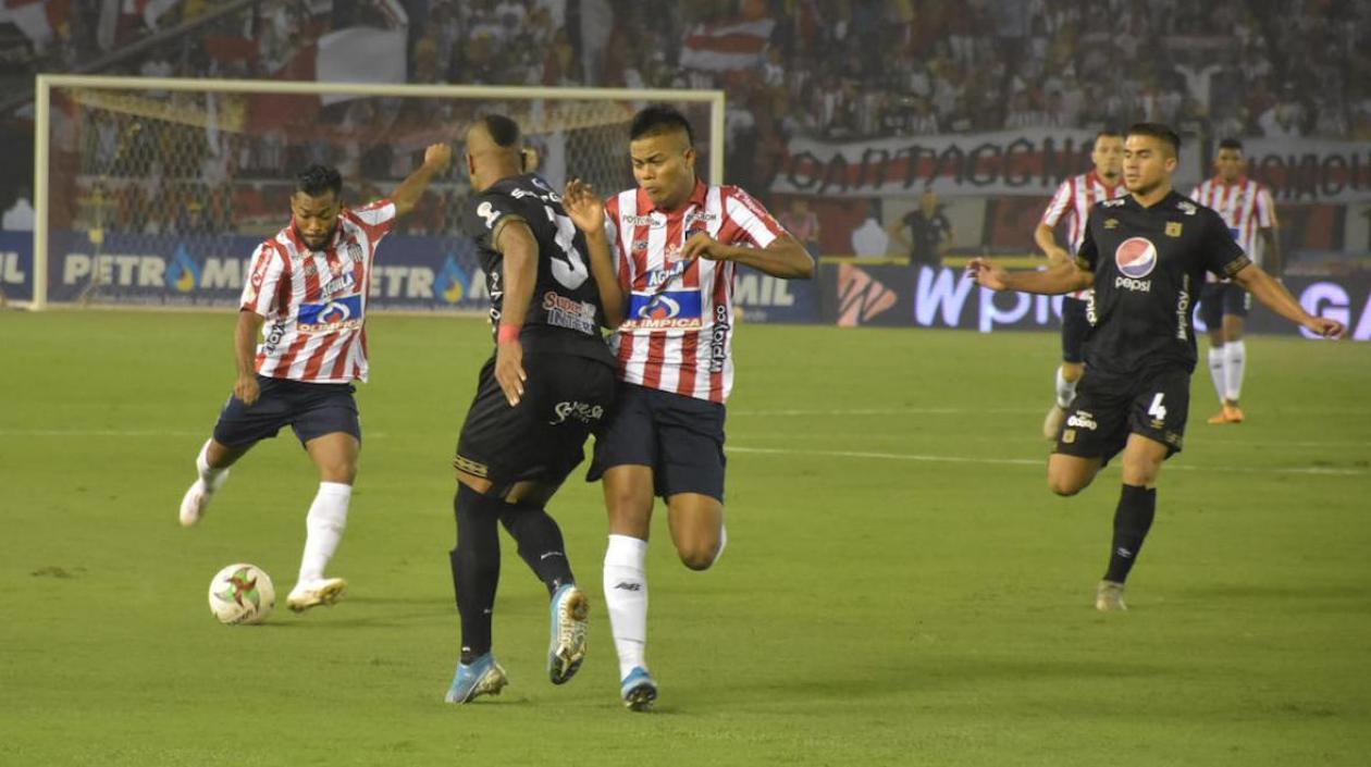 Luis 'Cariaco' González ensayando un remate al arco de Neto Volpi.