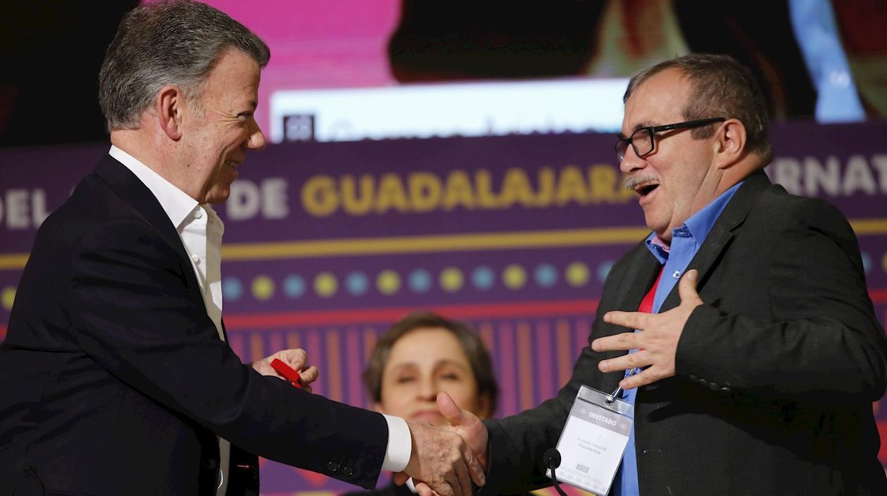Juan Manuel Santos y Rodrigo Londoño, alias 'Timochenko'.