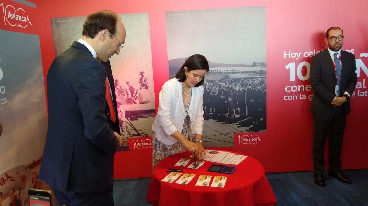 Momento en el que colocan la estampilla.