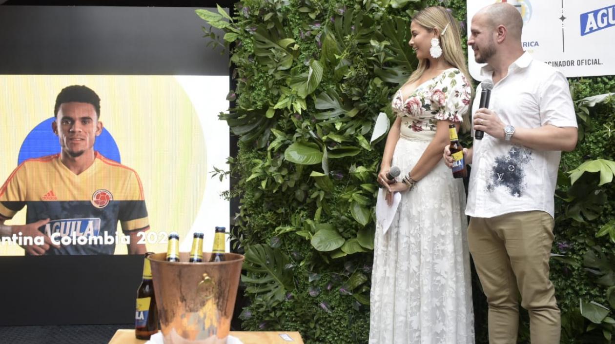 Melissa Martínez y Miguel Merino en la presentación de la Cerveza Águila como patrocinador de Copa América 2020.