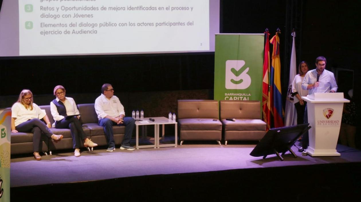 Funcionarios del Distrito durante la rendición de cuentas.