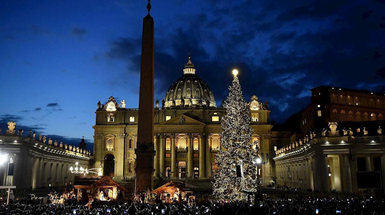 Ceremonia de iluminación del árbol de Navidad y el pesebre en la Plaza de San Pedro.