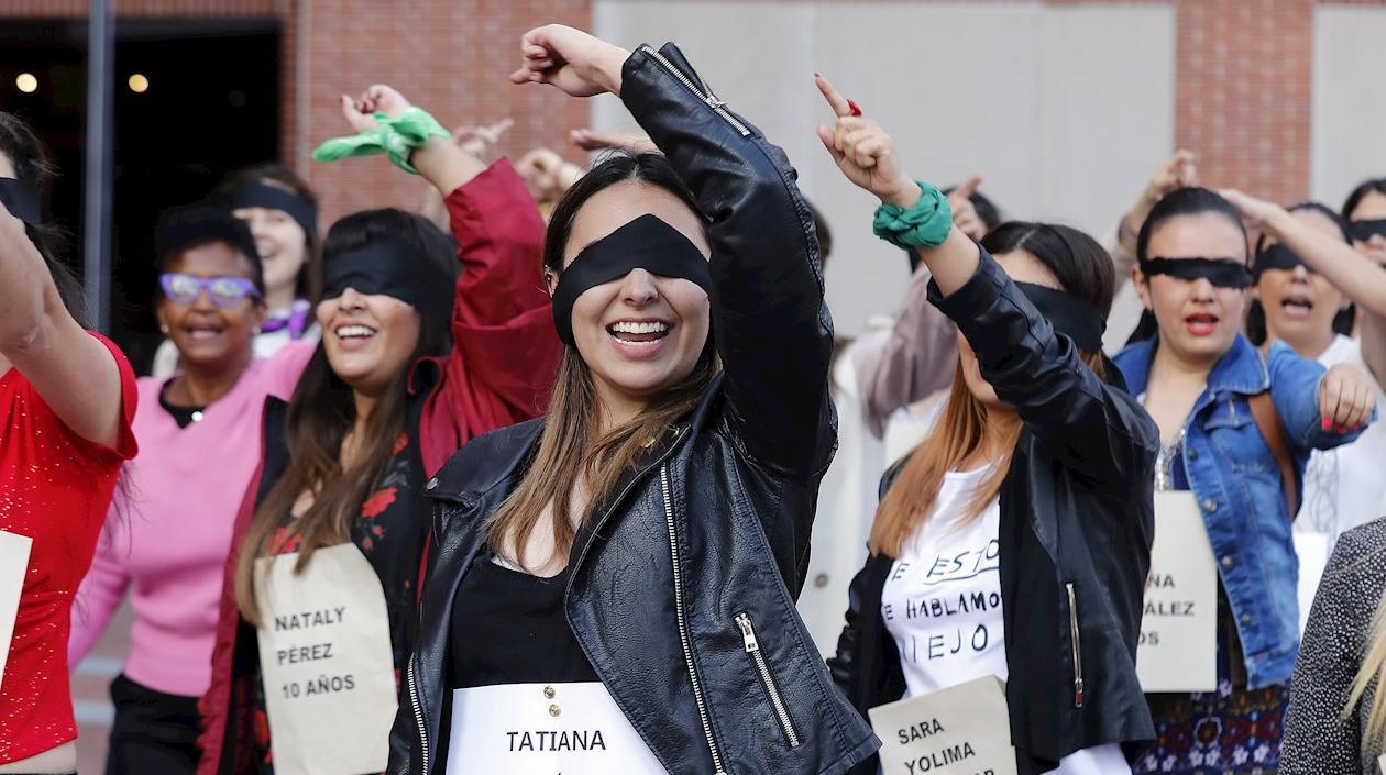 Periodistas colombianas replican la coreografía "Un violador en tu camino" 
