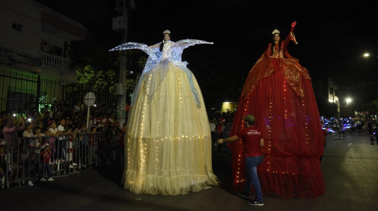 Disfraces alusivos a la Navidad durante el desfile del año pasado.