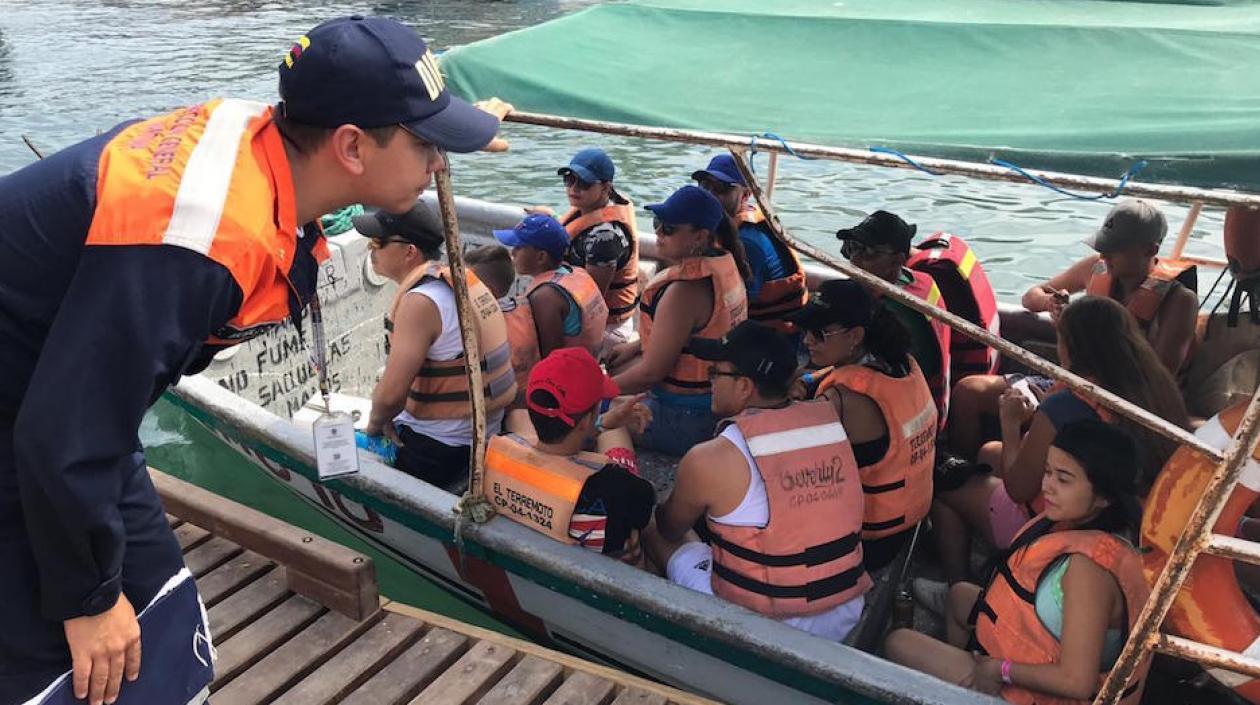 Inspectores de la Dimar en labores de control.