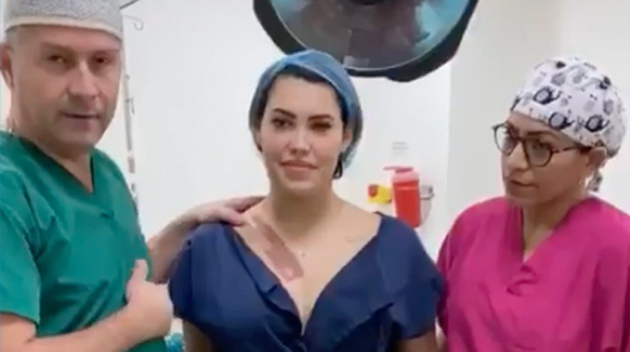 Ana del Castillo junto al cirujano Norman Blanco.