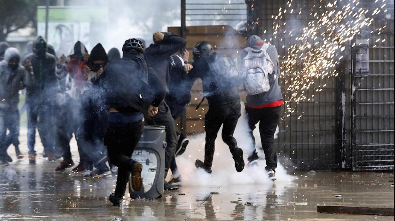 Manifestantes se enfrentan al Esmad en los alrededores de la Universidad Nacional en Bogotá.