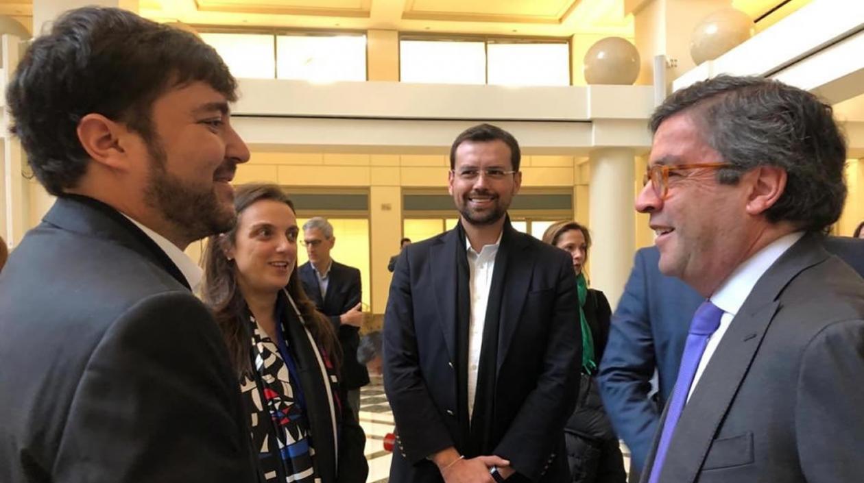 El Alcalde electo Jaime Pumarejo, con el presidente del BID Luis Alberto Moreno, y la Gerente de la Asamblea, Karen Abudinen,