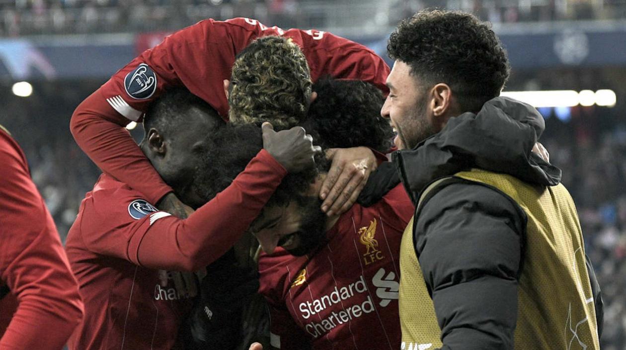 Jugadores del Liverpool celebran con Mohamed Salah una anotación. 