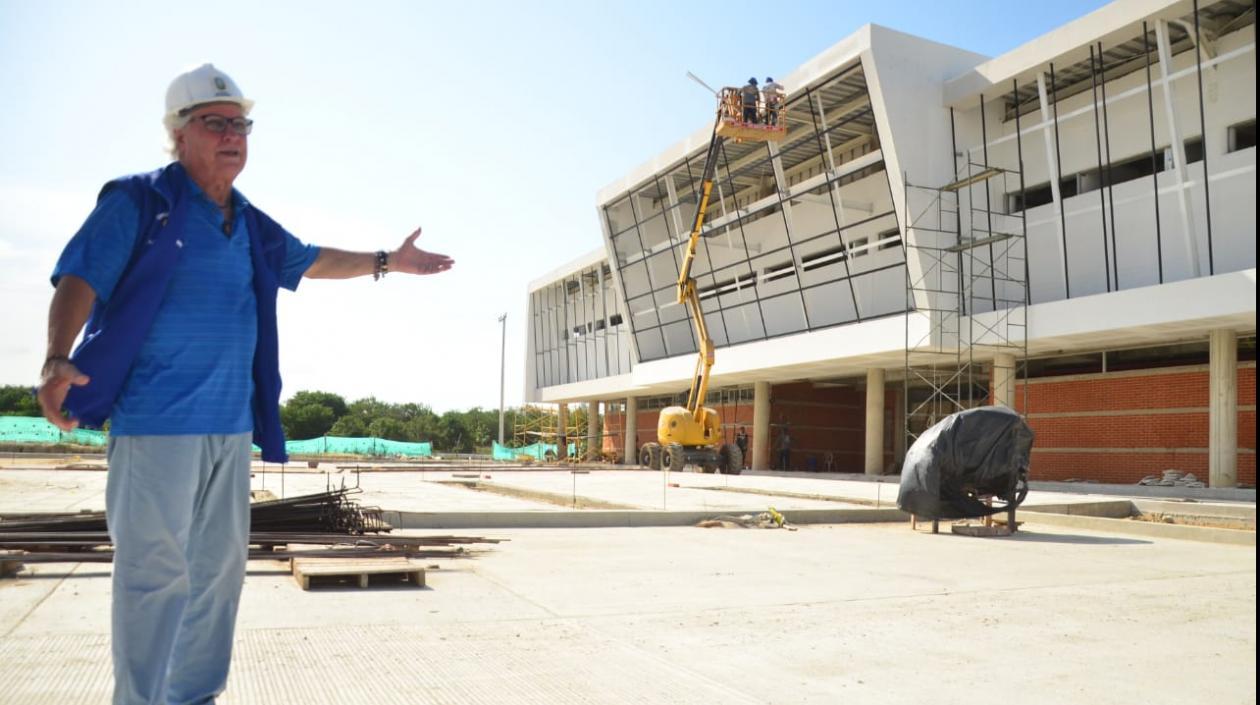 Alcalde Joao Herrera frente a la obra.