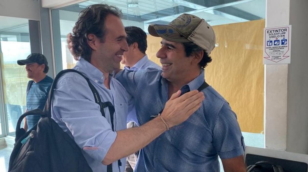 Alcade de Medellín saluda al Alcalde de Barranquilla, Alejandro Char, en Neiva.