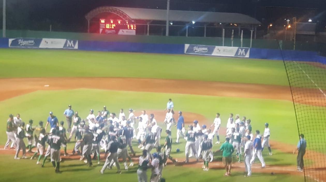  Así fue la trifulca en el diamante del 18 de junio.