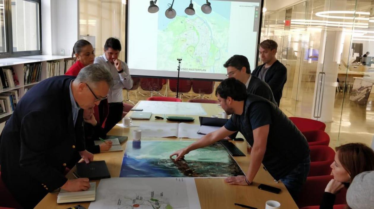 Jaime Pumarejo con expertos de Bjarke Ingels Group, en Nueva York