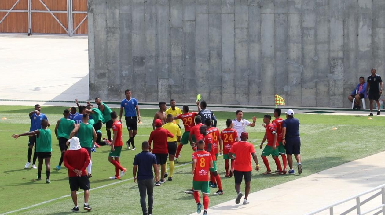 Según los árbitros, fueron agredidos por jugadores.