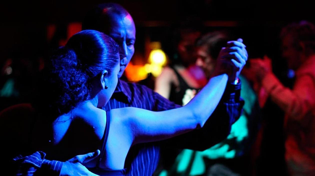 Parejas bailando al ritmo de bachata.