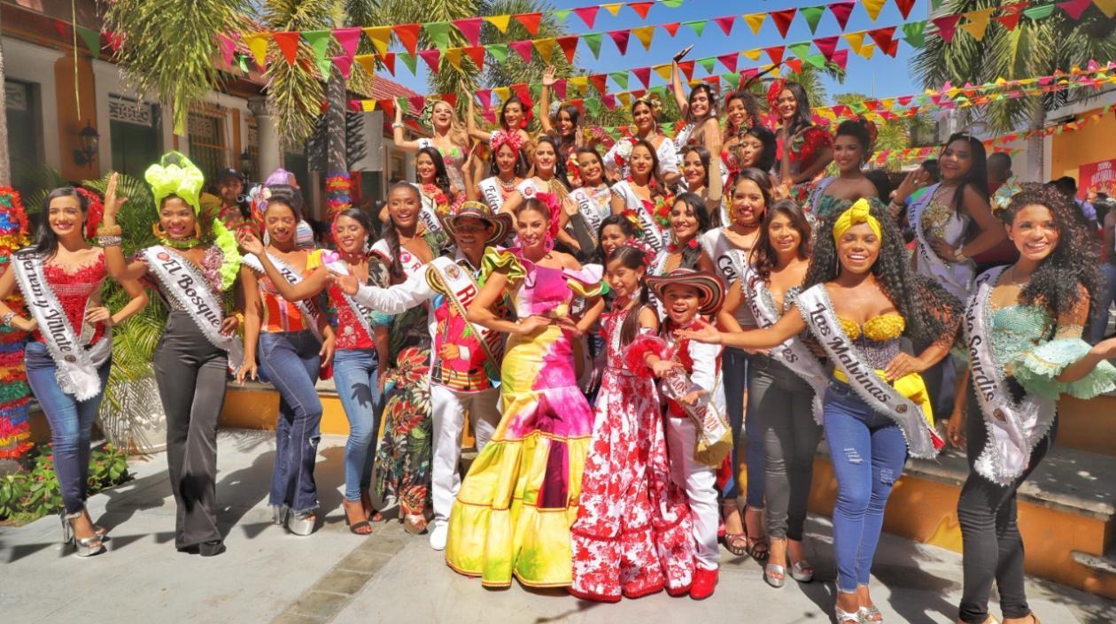 La corte real del Carnaval 2020 junto a las 32 candidatas.