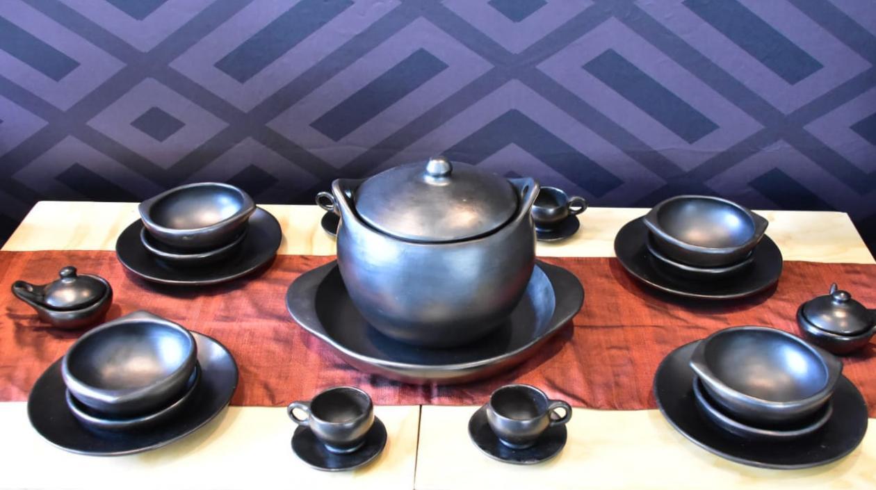 La Cerámica Negra de La Chamba se obtiene de la combinación de tres (3) clases de arcillas.