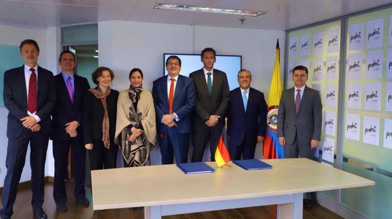 Acto de la firma de la donación.