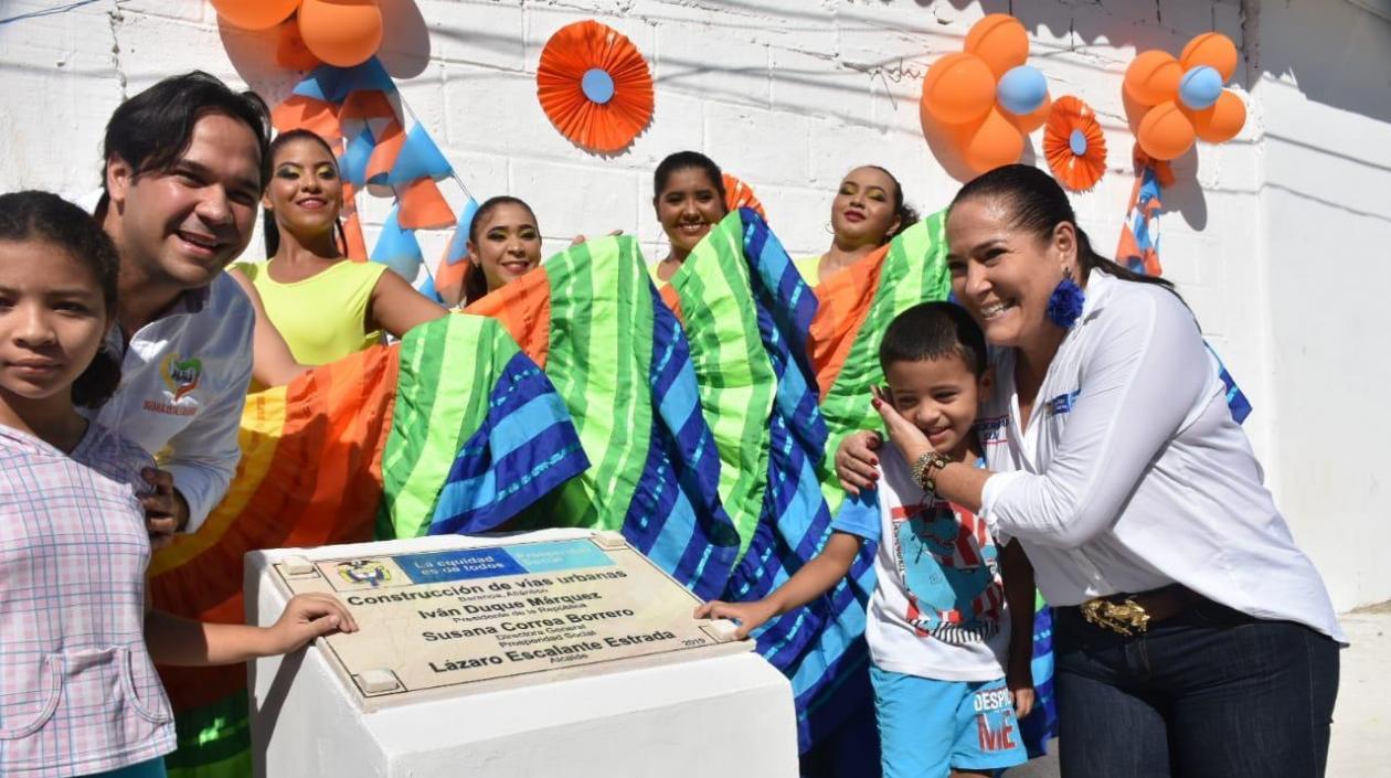 Susana Correa, en compañía del alcalde de Baranoa,  Lázaro Escalante.