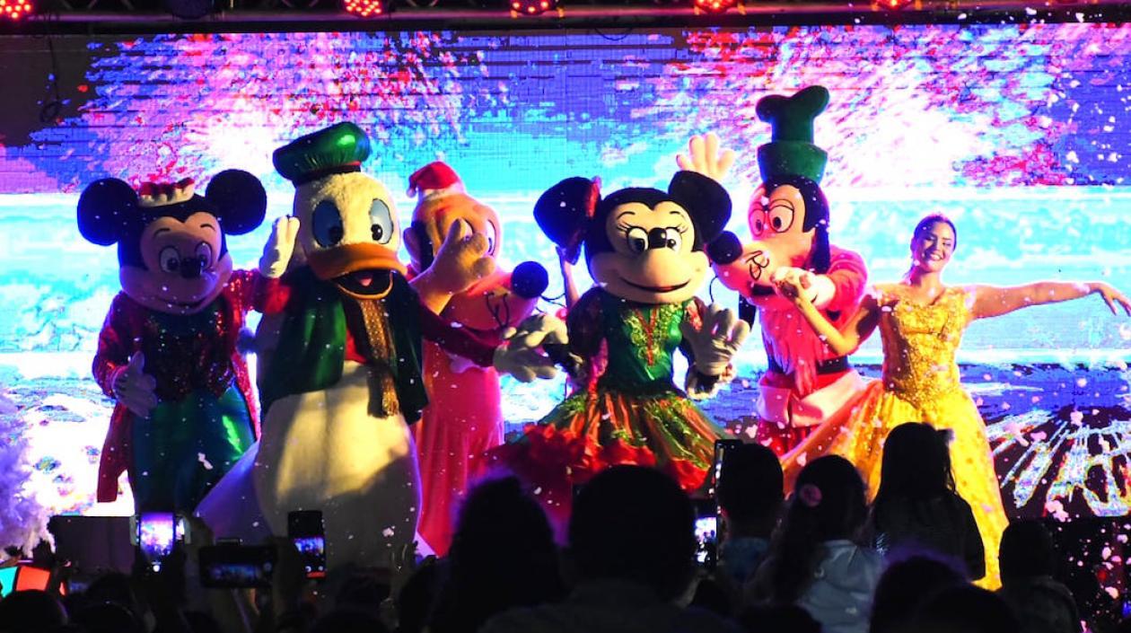 Personajes de Disney en escena.