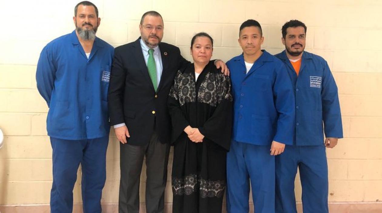 El Defensor del Pueblo y los cuatro colombianos.