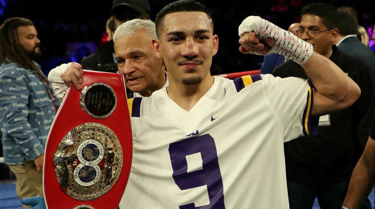 Teófimo López, con el cinturón de campeón mundial. 