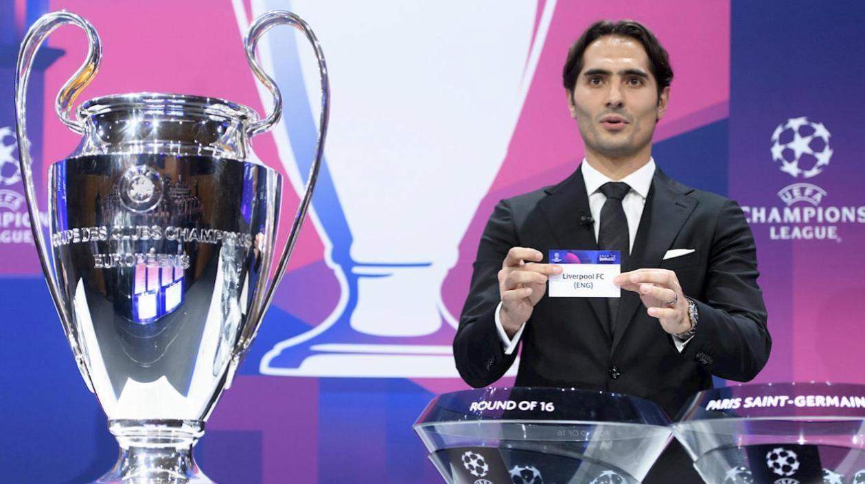 Hamit Altintop saca la balota del Liverpool. 