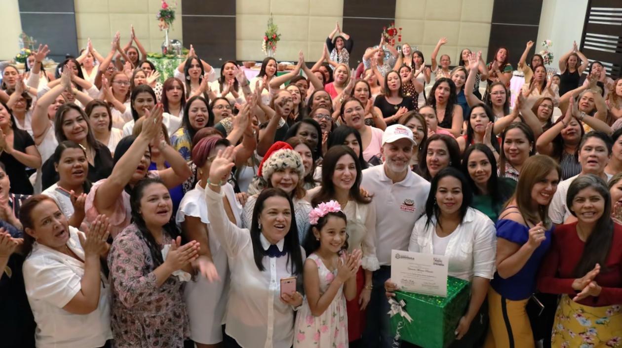 Un grupo de mujeres beneficiarias de los programas.