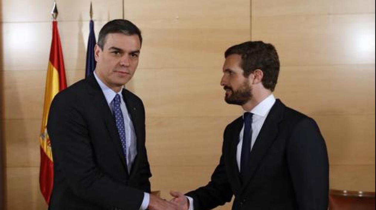 Pablo Casado (derecha) le dice no a Pedro Sánchez (izquierda) para seguir gobernando.
