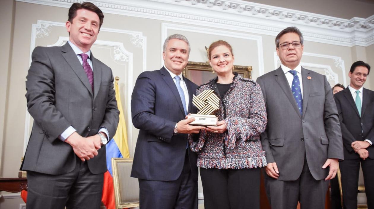 El Presidente Iván Duque y Madeleine Certain, secretaria de Desarrollo Económico.