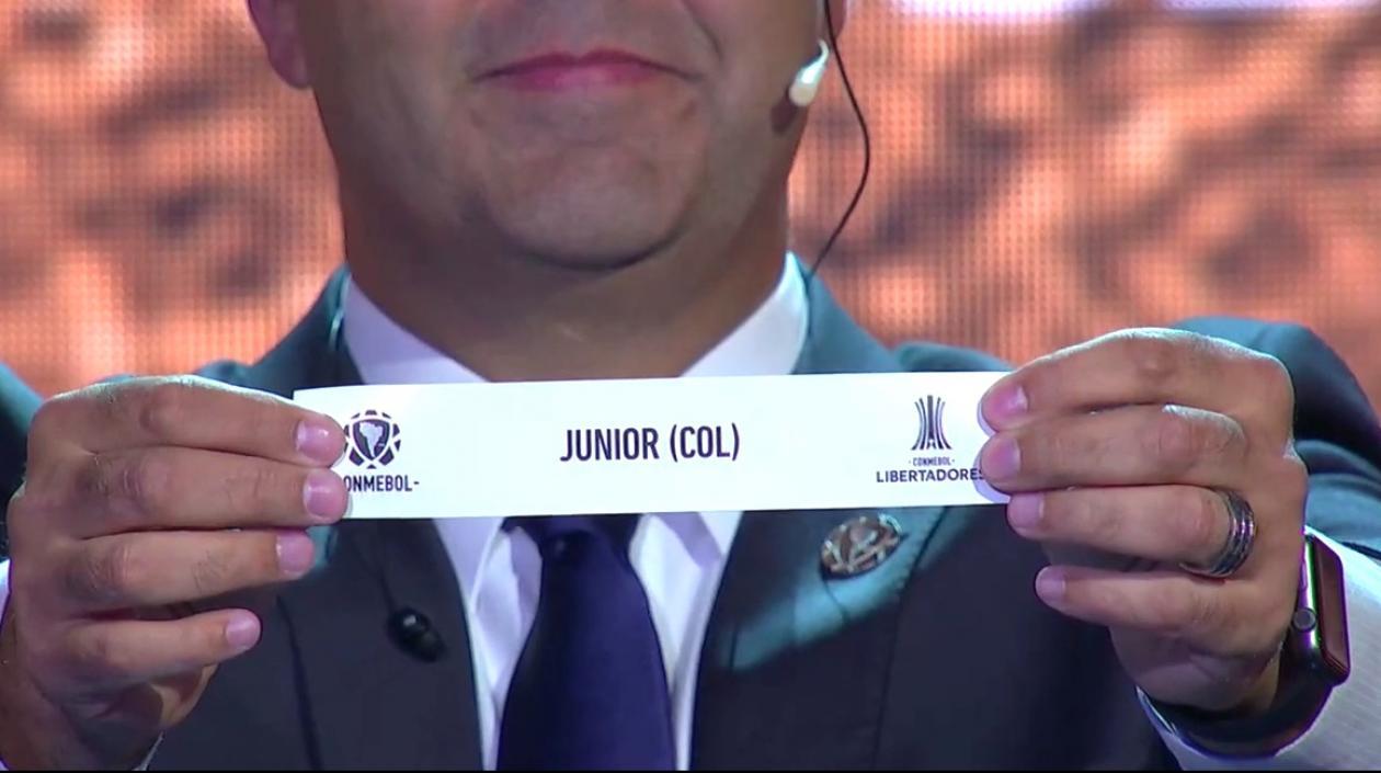 La balota del Junior exhibida por el Director de Competiciones de la Conmebol, Fred Nantes.