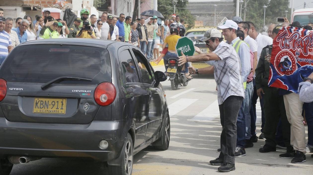 El Alcalde Alejandro Char durante la apertura de la vía.