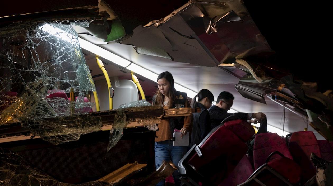 Autoridades inspeccionan el bus accidentado.