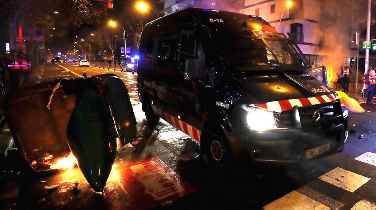 Un vehículo de la Policía dispuesto en la zona para controlar la situación.