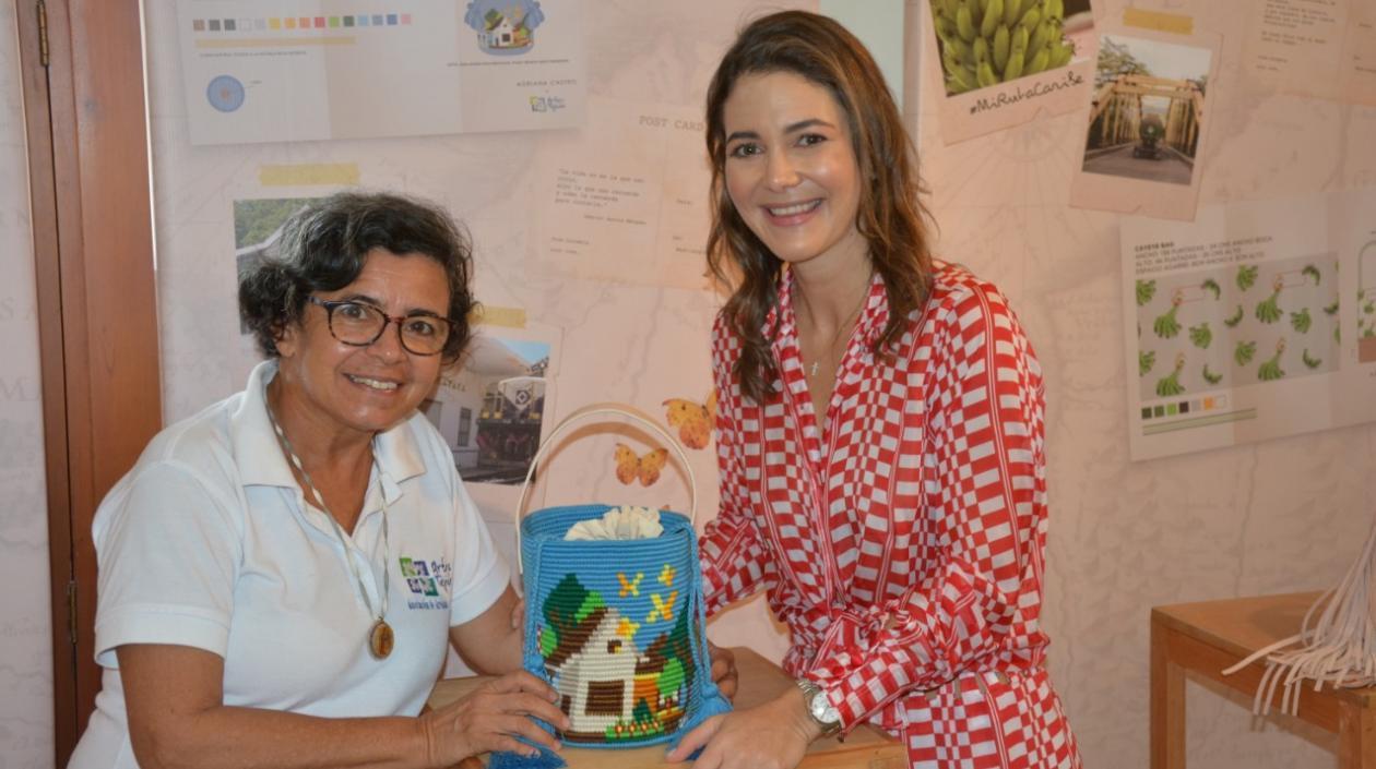 Yamelis Molina, representante legal de la fundación, y Adriana Castro, diseñadora de la colección.