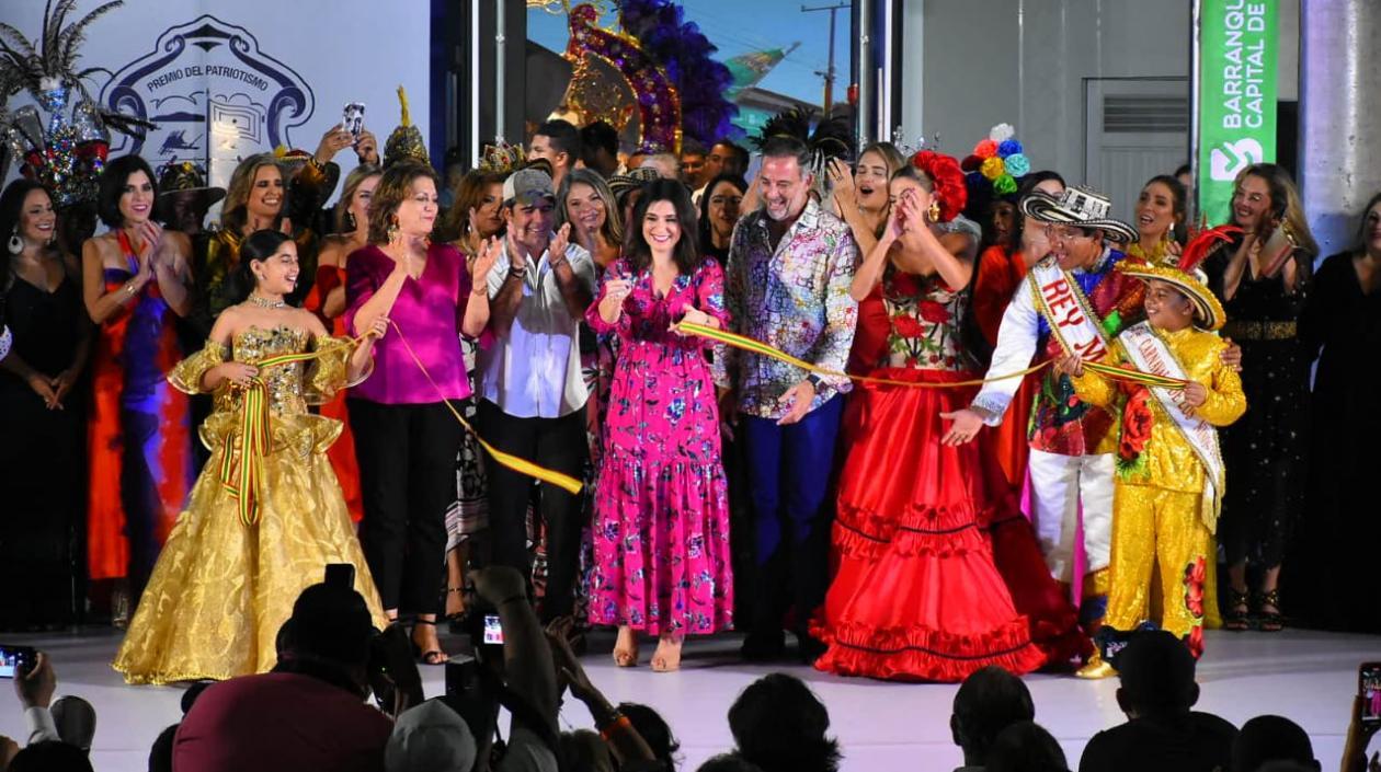 Katia Nule corta la cinta de inauguración del Museo del Carnaval con el Alcalde Char y Carla Celia.